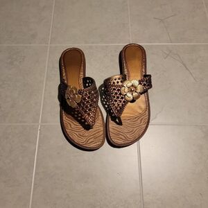 Grendene Womens Brown Flower Comfort Slip On Flat Thong Sandal Size US 7